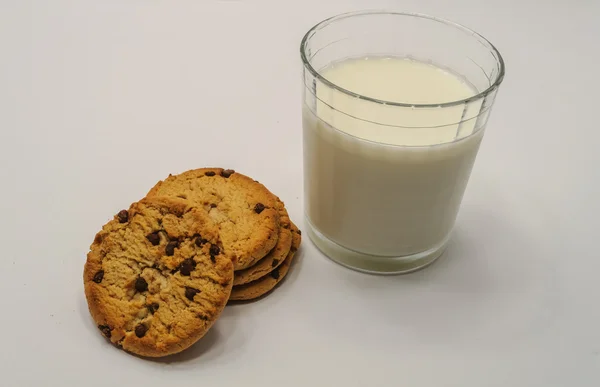 Milk and Chocolate Chip Cookies — Stock Photo, Image
