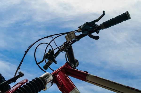 푸른 하늘에 대 한 자전거 핸들 바 로열티 프리 스톡 이미지