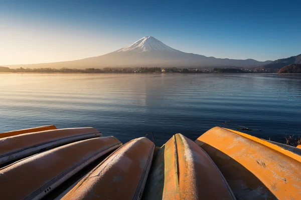 A kora reggeli elmélkedés a Kawaguchiko-tó partjától a Mount Fuji — Stock Fotó