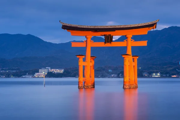 Gran puerta flotante (O-Torii) en la isla de Miyajima — Foto de Stock