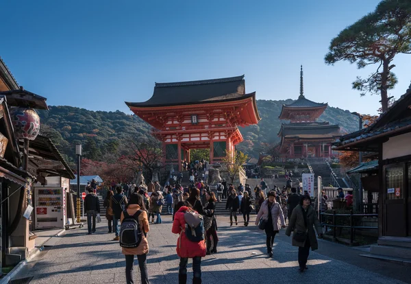 Turiștii vizitează templul budist Kiyomizu-dera — Fotografie, imagine de stoc
