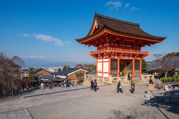 Turistas visitan el templo budista Kiyomizu-dera — Foto de Stock