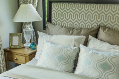 Yastıklar ve masa lambası ile lüks yatak odası için kavram