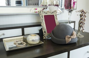 Resim çerçevesi ve bir contempora bir şifoniyer tabloda set takı