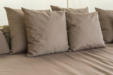 Açık veranda oturma alanı ile büyük kahverengi kanepe ve yastıklar