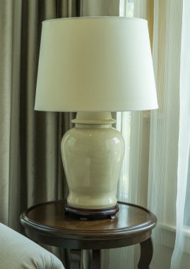 Lambalı başucu masası