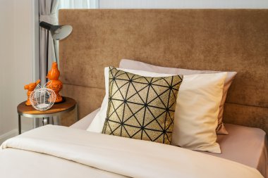 Tek Kişilik Yatak ile başucu masa ve okuma lambası