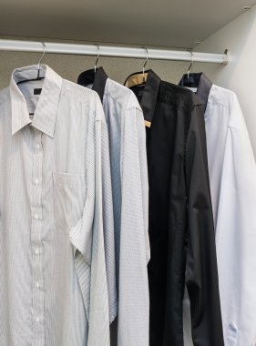 satır gömlek askısı üzerinde asılı