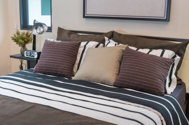 lamba, saat ve yastık ile modern yatak odası