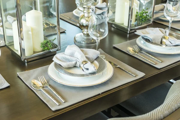 Mesa puesta en mesa de comedor de madera en casa — Foto de Stock