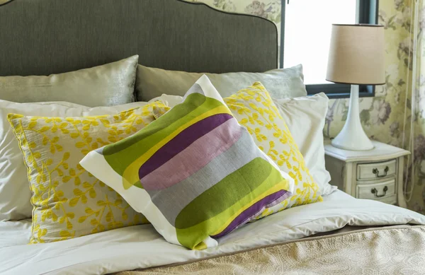 Almohadas de colores en la cama —  Fotos de Stock