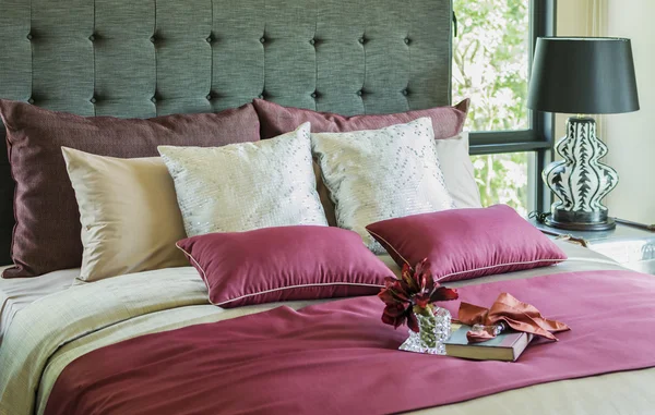 다채로운 베개와 책, 장식 트레이 침대에 꽃 — 스톡 사진