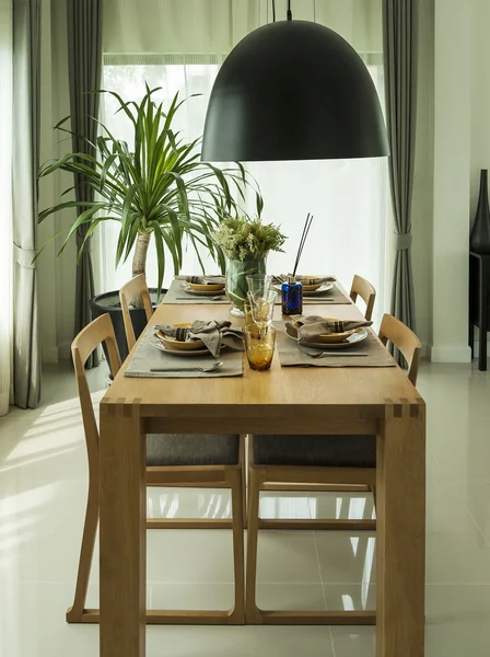 Τραπέζι φαγητού και άνετες καρέκλες στο σύγχρονο σπίτι με κομψό — Φωτογραφία Αρχείου