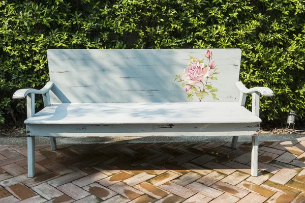 Umění lavička v zahradě — Stock fotografie