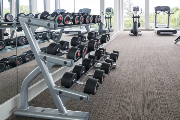 Halteres no clube desportivo moderno. Equipamento de treinamento de peso — Fotografia de Stock