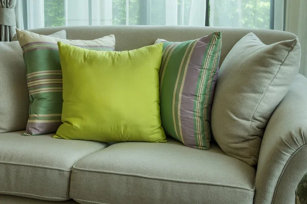 Almohadas verdes en el sofá moderno en la sala de estar —  Fotos de Stock