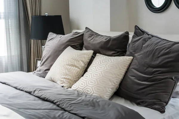 Almohada blanca y gris en la cama — Foto de Stock