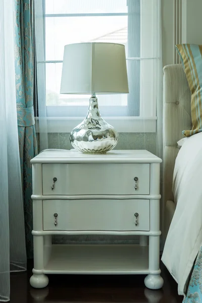 Lámpara sobre mesa blanca en diseño de dormitorio — Foto de Stock