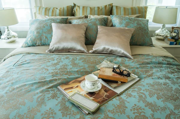 Dekoracyjne zestaw z książki, zestaw herbaty i okulary na łóżku — Zdjęcie stockowe