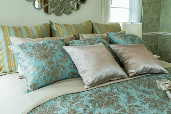 Łóżko i zielone poduszki w sypialni — Zdjęcie stockowe