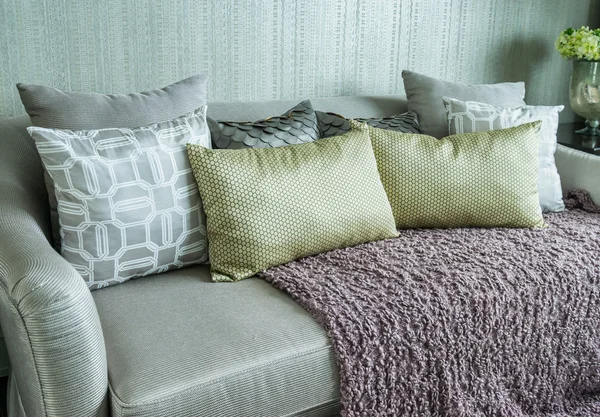 Гостиная с рядами подушек на диване дома — стоковое фото