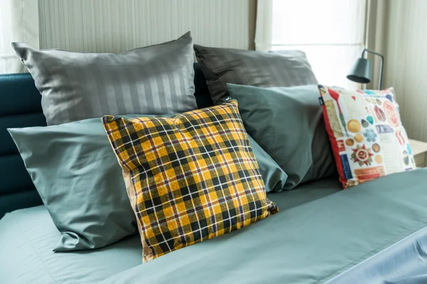 Łóżka i poduszki w sypialni — Zdjęcie stockowe