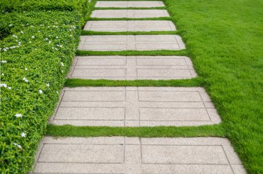 Doku çakıl ve arka plan olarak çim şerit