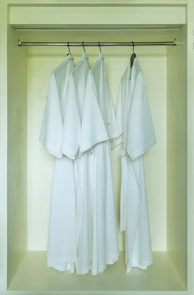 Morgonrocken hänger i en vit garderob — Stockfoto