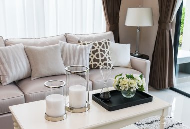 kanepe ve lamba modern oturma odası tasarımı