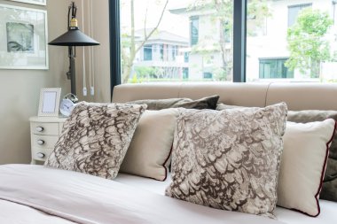 Yatak, yastık ve masa lambası modern yatak odası tasarımı