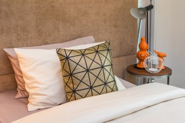 Tek Kişilik Yatak ile başucu masa ve okuma lambası