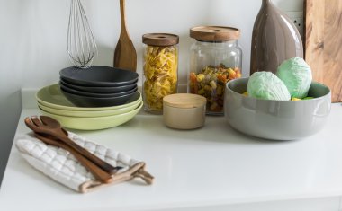 modern beyaz kiler ile kap kacak/mutfak eşyası 