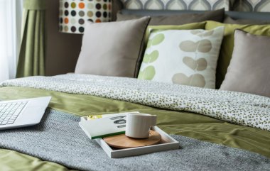 Retro yatak odası tarzı fincan çay ve kitaplar ile