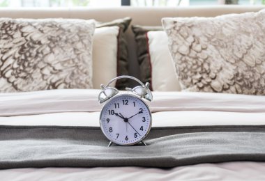 Klasik çalar saat yatakta 