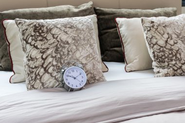 Klasik çalar saat yatakta 