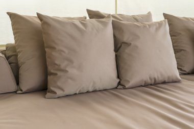 Açık veranda oturma alanı ile büyük kahverengi kanepe ve yastıklar