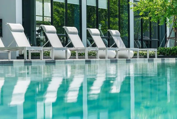 Piscine avec chaises longues — Photo