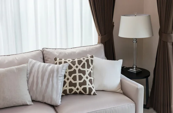 Moderni olohuone suunnittelu sohvalla ja lamppu — kuvapankkivalokuva