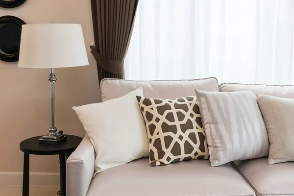 Moderno diseño de sala de estar con sofá y lámpara — Foto de Stock