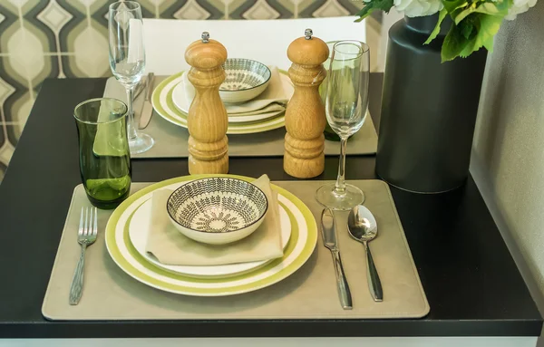 Keramisch servies op tafel — Stockfoto