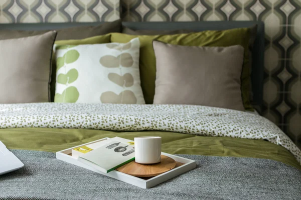 一杯のお茶と本とレトロな寝室スタイル — ストック写真