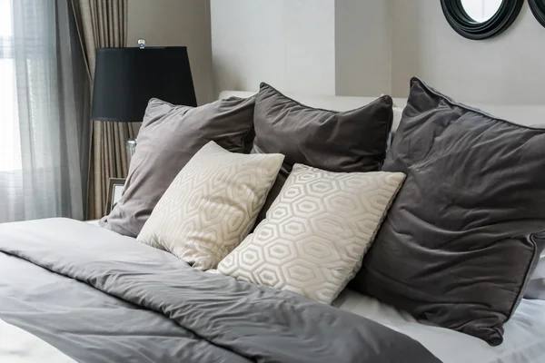 白色和灰色的枕头，在现代卧室床上 — 图库照片