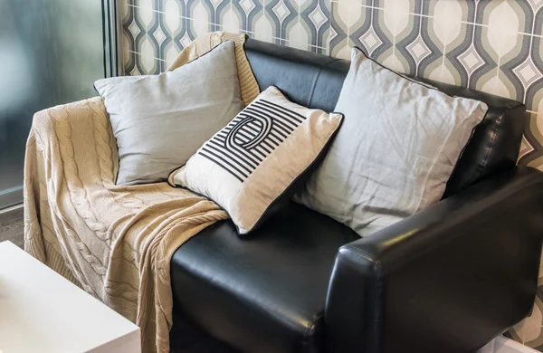 Ряд подушек на диване в гостиной — стоковое фото