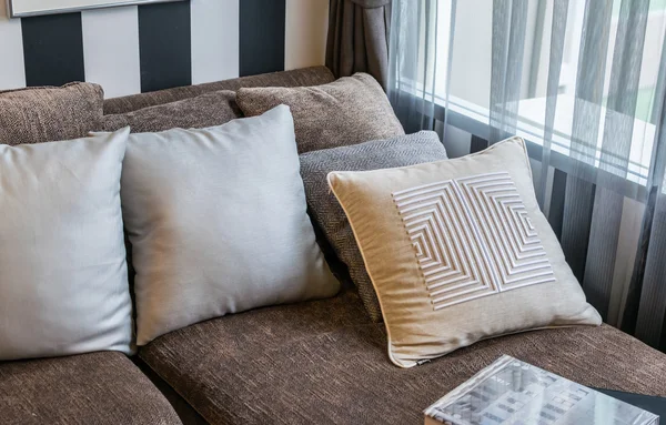 Fila de almohadas en el sofá en la sala de estar — Foto de Stock