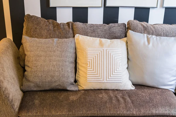 Fila de almohadas en el sofá en la sala de estar — Foto de Stock