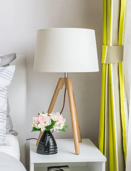 Moderne slaapkamer met hout lamp thuis — Stockfoto