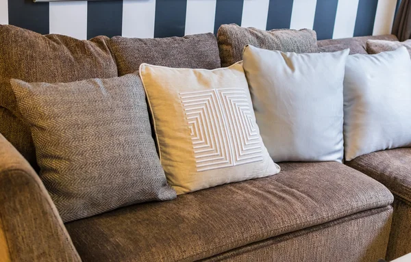 Rij van kussens op sofa in de woonkamer — Stockfoto