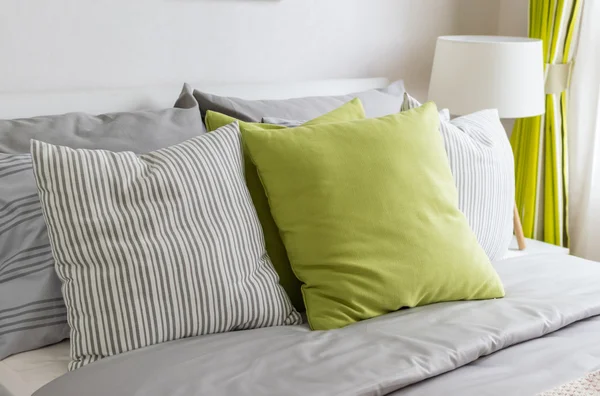 Nowoczesna sypialnia z zielonej poduszki na sofie — Zdjęcie stockowe