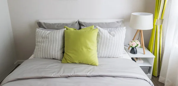 Camera da letto moderna con cuscino verde sul letto — Foto Stock