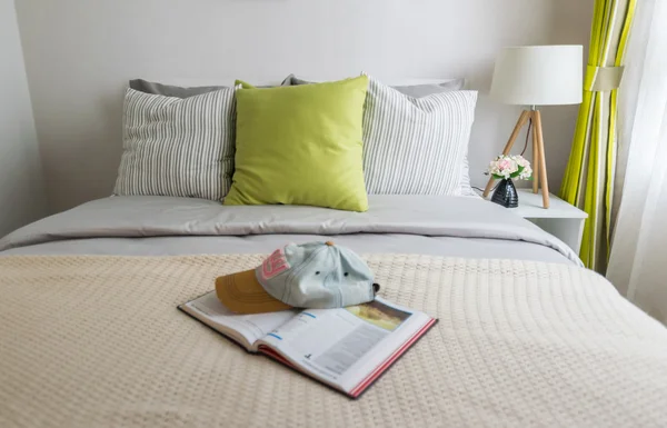 Dormitorio moderno con almohada verde en la cama — Foto de Stock